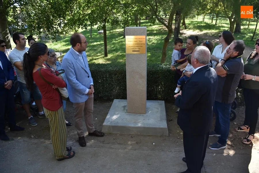 Foto 9 - Colocado un monolito como recuerdo permanente de Joaqu&iacute;n L&oacute;pez &lsquo;Quini&rsquo;