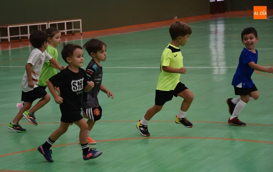 Foto 8 - Crece la asistencia a la Escuela de F&uacute;tbol Sala del III Columnas