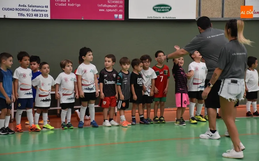 Foto 9 - Crece la asistencia a la Escuela de F&uacute;tbol Sala del III Columnas