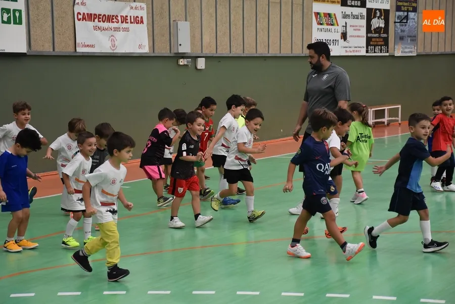 Foto 11 - Crece la asistencia a la Escuela de F&uacute;tbol Sala del III Columnas