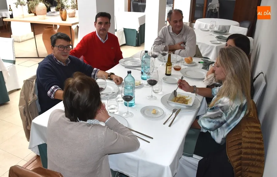 Foto 7 - El letrado de la Administraci&oacute;n de Justicia Pablo N&uacute;&ntilde;ez se marcha de Mir&oacute;briga arropado por sus compa&ntilde;eros