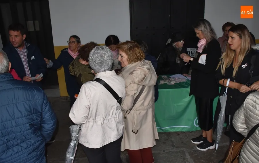 Foto 4 - Ciudad Rodrigo transmite su fuerza a las mujeres que est&aacute;n luchando contra el c&aacute;ncer de mama