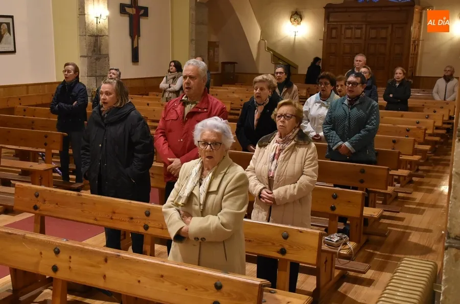 Foto 2 - Los fieles de San Crist&oacute;bal piden por la Paz en el mundo