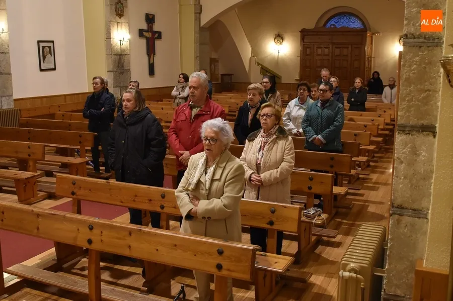 Foto 3 - Los fieles de San Crist&oacute;bal piden por la Paz en el mundo