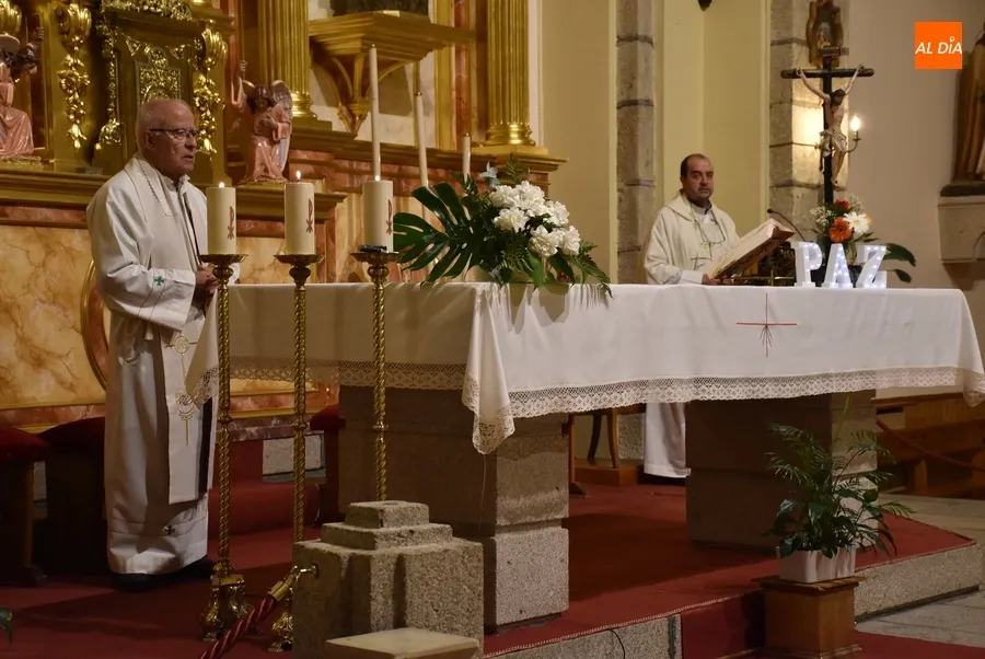 Foto 4 - Los fieles de San Crist&oacute;bal piden por la Paz en el mundo