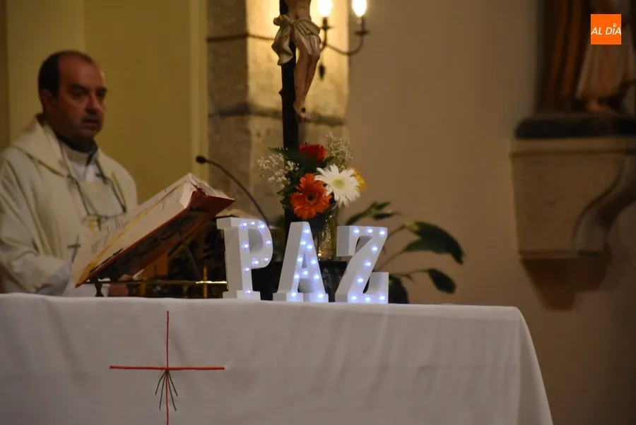 Foto 5 - Los fieles de San Crist&oacute;bal piden por la Paz en el mundo