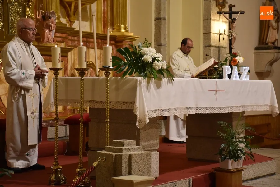 Foto 6 - Los fieles de San Crist&oacute;bal piden por la Paz en el mundo