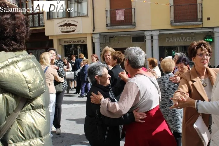 Foto 7 - Las mujeres albenses celebran su d&iacute;a con mucha m&uacute;sica y baile&nbsp;