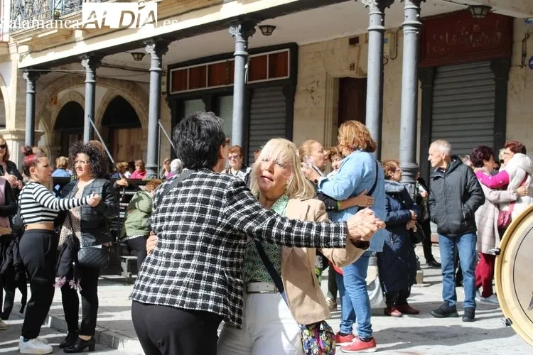 Foto 3 - Las mujeres albenses celebran su d&iacute;a con mucha m&uacute;sica y baile&nbsp;