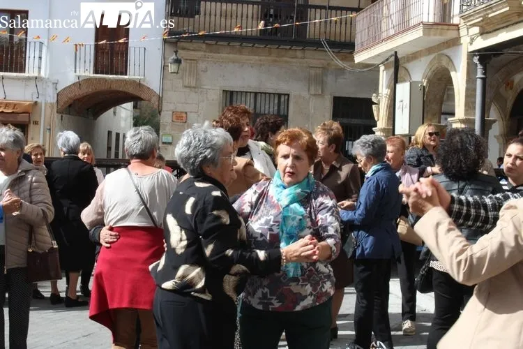 Foto 2 - Las mujeres albenses celebran su d&iacute;a con mucha m&uacute;sica y baile&nbsp;
