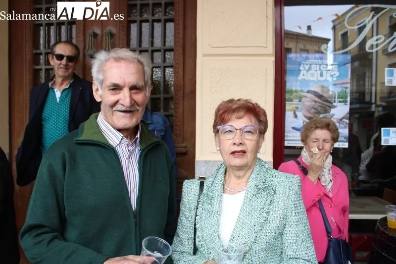 Foto 6 - La lluvia no impide a los mayores de la villa disfrutar de su d&iacute;a