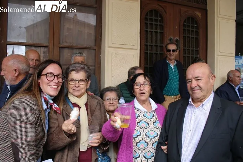 Foto 4 - La lluvia no impide a los mayores de la villa disfrutar de su d&iacute;a