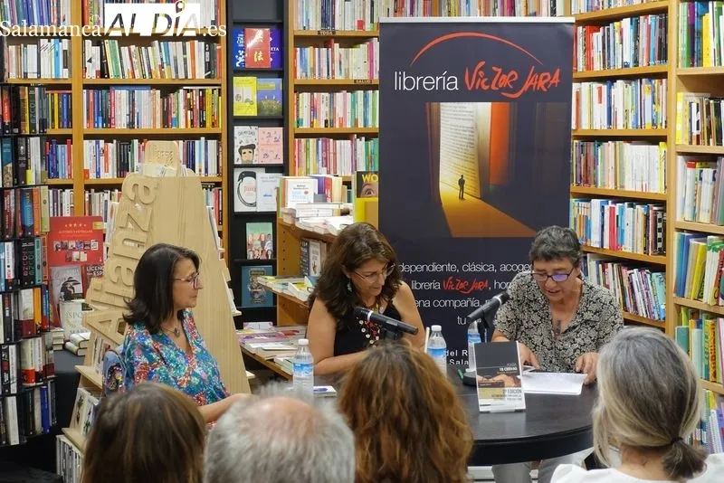 Presentación en la Librería Víctor Jara el poemario '18 ciervas', de Rosana Acquaroni. Foto de Carmen Borrego