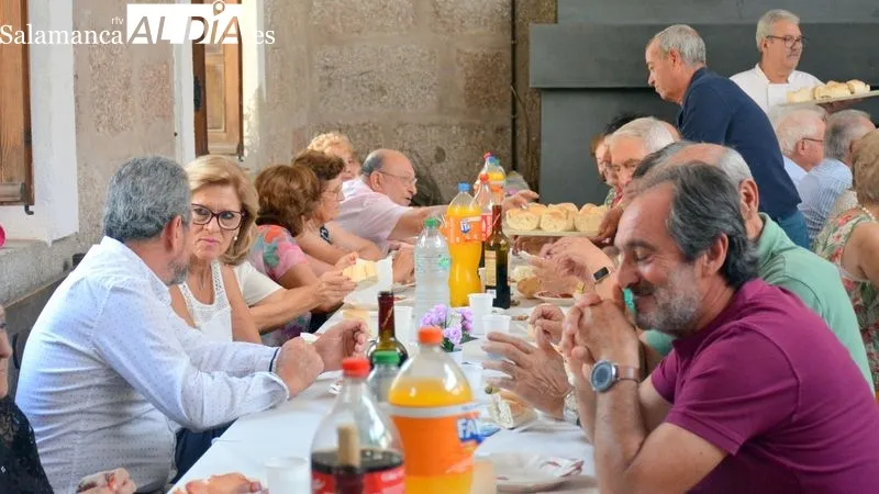 Los matrimonios homenajeados recibieron un diploma y un ramo de flores