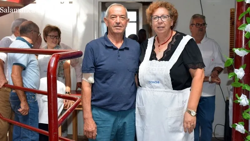 Los matrimonios homenajeados recibieron un diploma y un ramo de flores