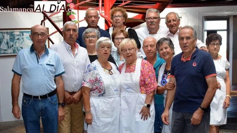 Los matrimonios homenajeados recibieron un diploma y un ramo de flores