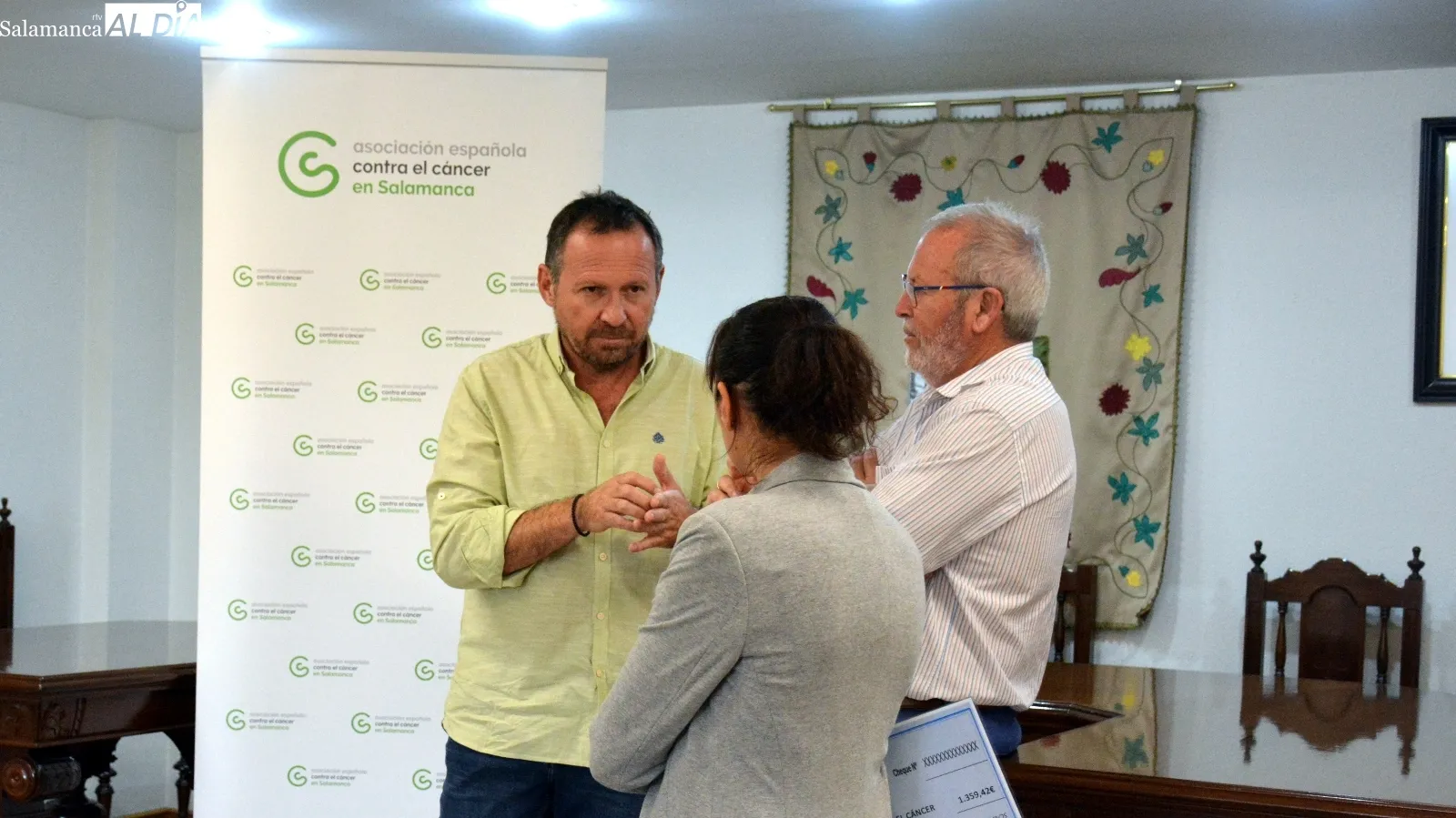 El gerente de la AECC de Salamanca recibió el cheque de manos del alcalde de Lumbrales