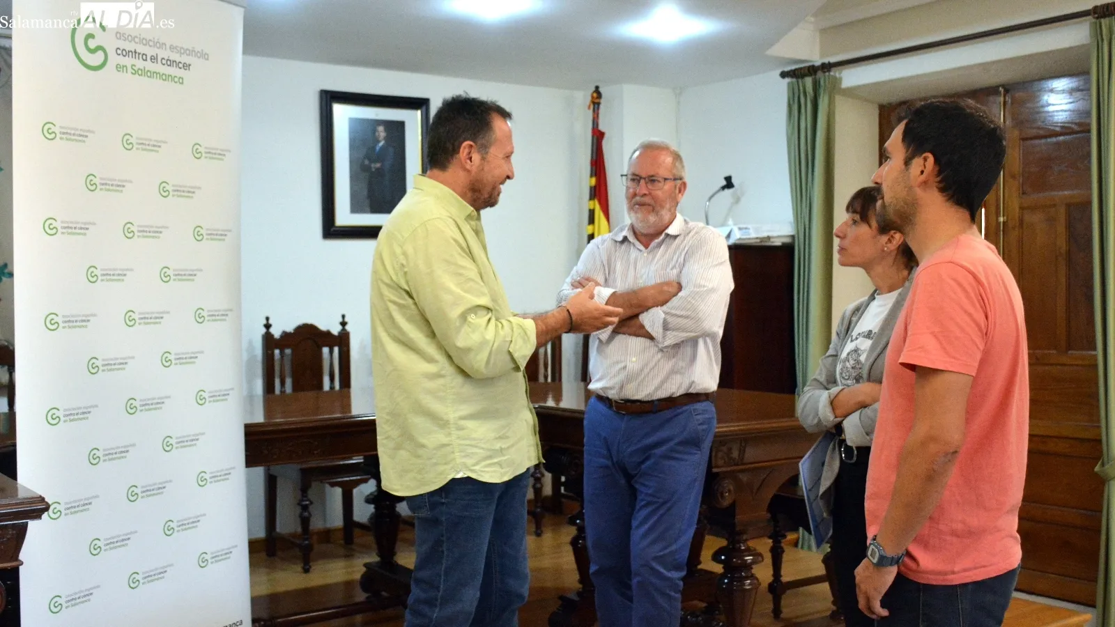 El gerente de la AECC de Salamanca recibió el cheque de manos del alcalde de Lumbrales