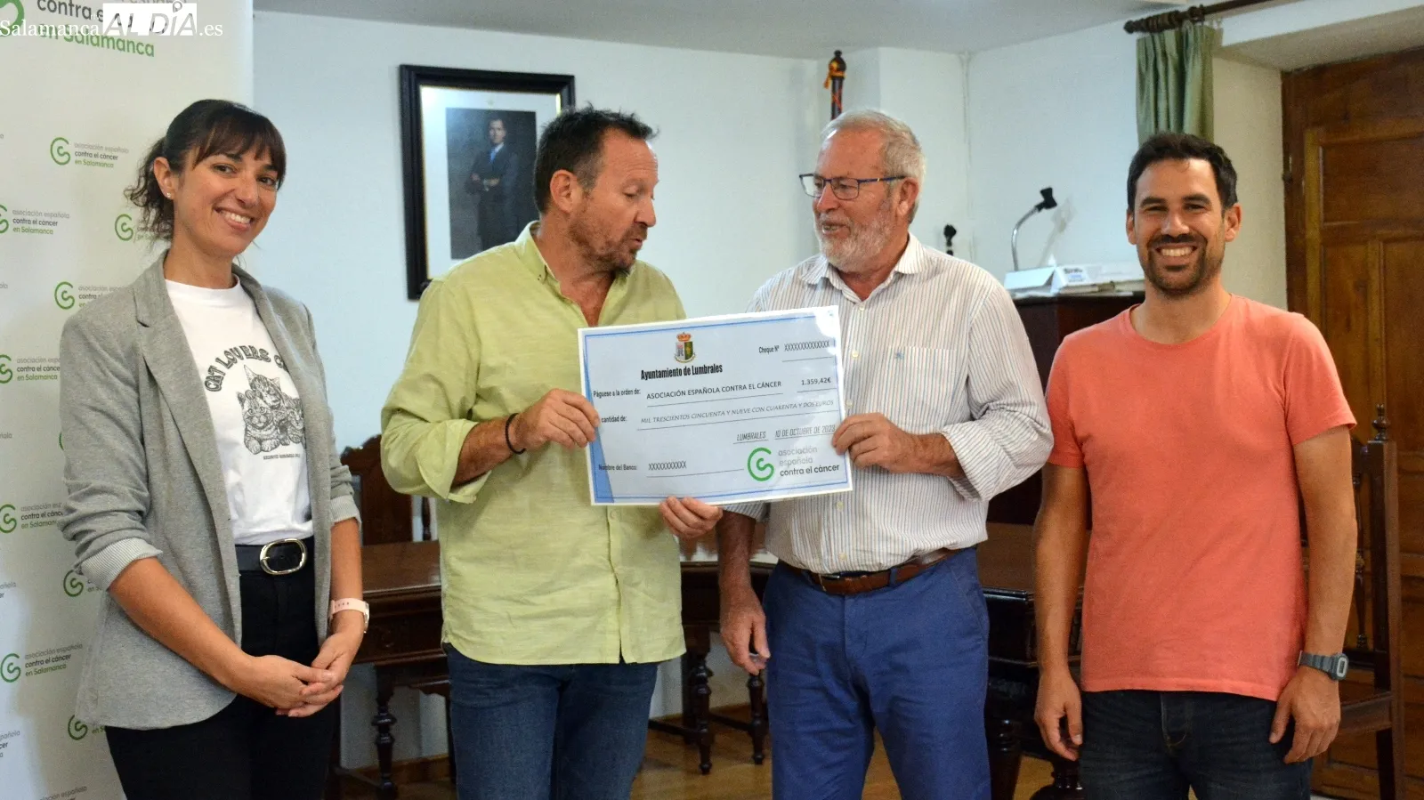 El gerente de la AECC de Salamanca recibió el cheque de manos del alcalde de Lumbrales