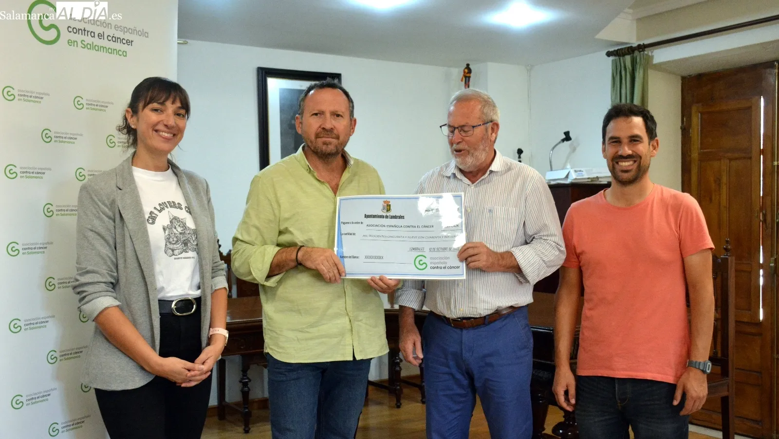 El gerente de la AECC de Salamanca recibió el cheque de manos del alcalde de Lumbrales