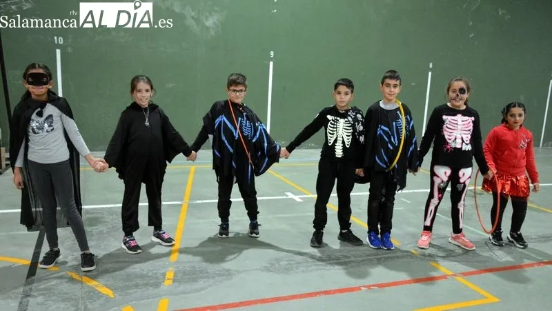 Niñas y niños pasaron una divertida tarde de Halloween en el polideportivo municipal