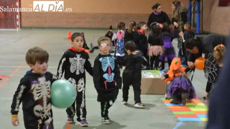 Niñas y niños pasaron una divertida tarde de Halloween en el polideportivo municipal