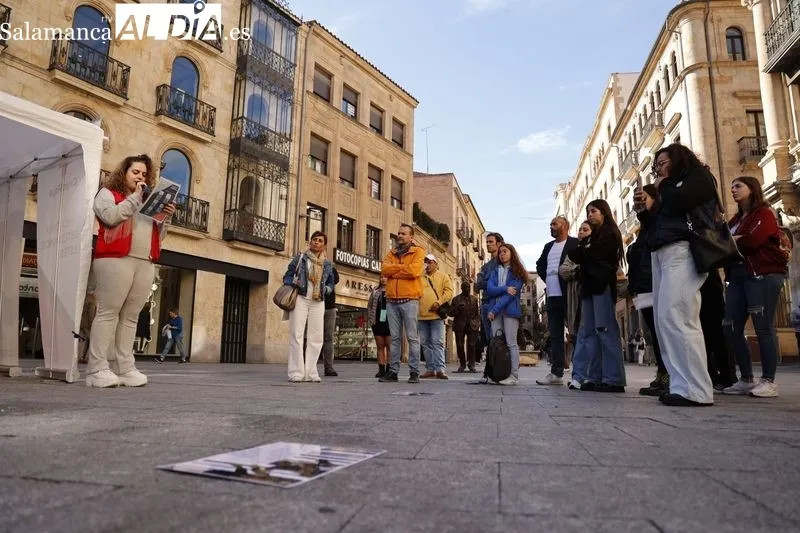 La plaza del Liceo acogía este miércoles un acto de sensibilización en el Día Europeo Contra la Trata de Seres Humanos. Foto de David Sañudo
