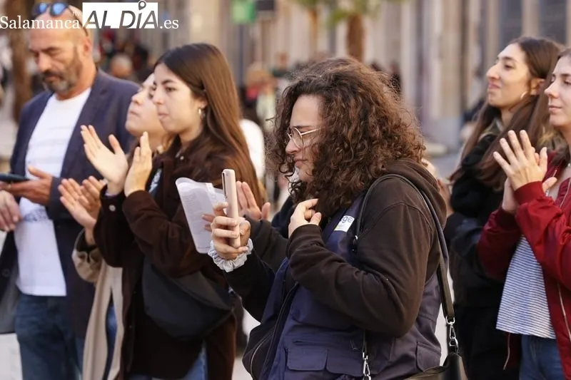 La plaza del Liceo acogía este miércoles un acto de sensibilización en el Día Europeo Contra la Trata de Seres Humanos. Foto de David Sañudo