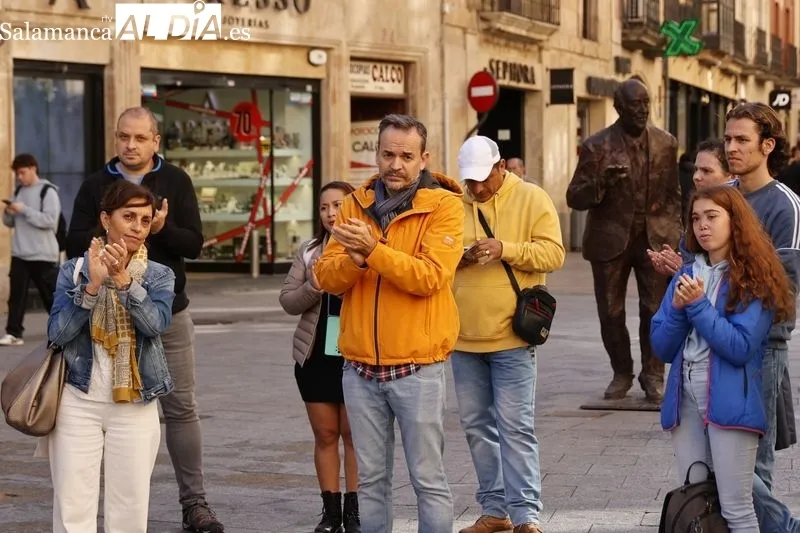 La plaza del Liceo acogía este miércoles un acto de sensibilización en el Día Europeo Contra la Trata de Seres Humanos. Foto de David Sañudo