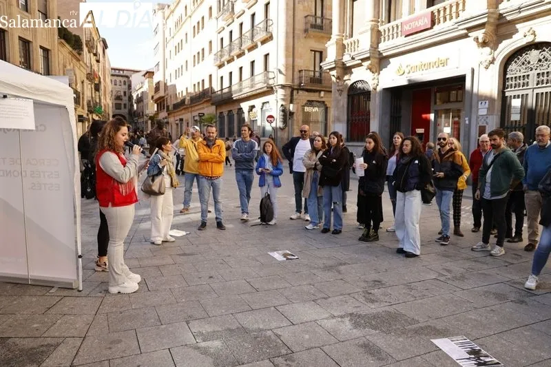 La plaza del Liceo acogía este miércoles un acto de sensibilización en el Día Europeo Contra la Trata de Seres Humanos. Foto de David Sañudo