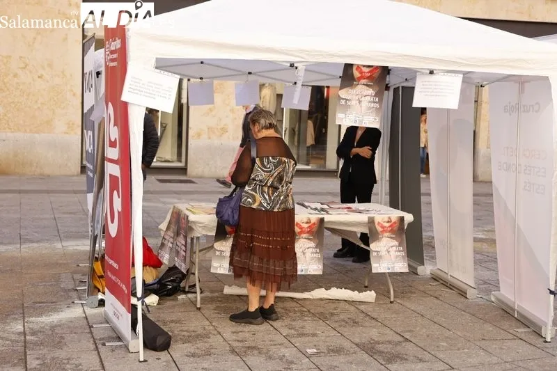 La plaza del Liceo acogía este miércoles un acto de sensibilización en el Día Europeo Contra la Trata de Seres Humanos. Foto de David Sañudo