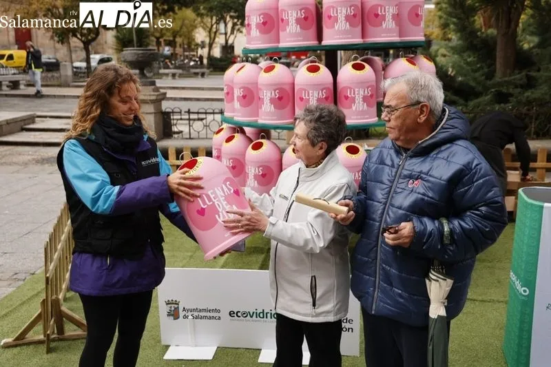 Presentación en la plaza de los Bandos de la campaña ‘Recicla vidrio por ellas’. Foto de David Sañudo