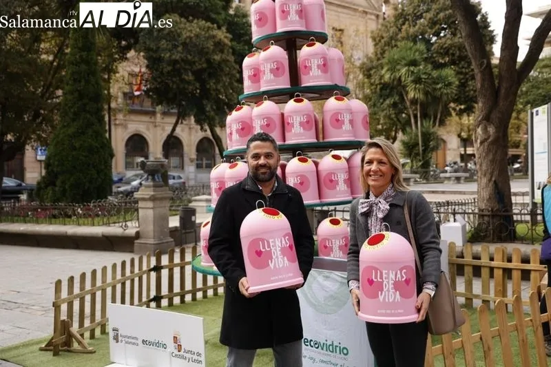 Presentación en la plaza de los Bandos de la campaña ‘Recicla vidrio por ellas’. Foto de David Sañudo