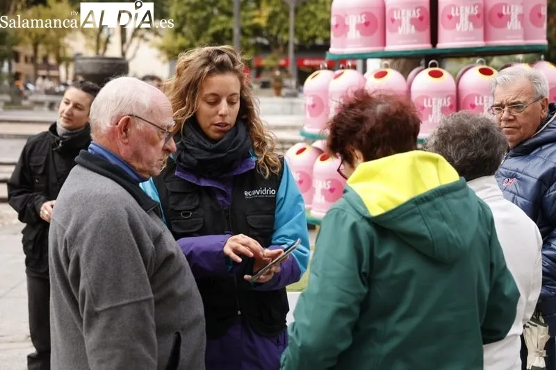 Presentación en la plaza de los Bandos de la campaña ‘Recicla vidrio por ellas’. Foto de David Sañudo