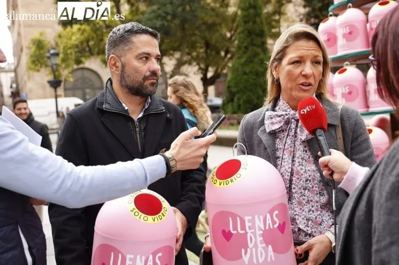 Presentación en la plaza de los Bandos de la campaña ‘Recicla vidrio por ellas’. Foto de David Sañudo