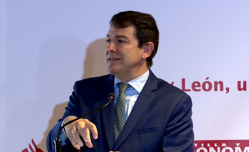 El presidente de la Junta de Castilla y León, Alfonso Fernández Mañueco, durante una conferencia pronunciada en el hotel AC Palacio Santa Ana de Valladolid. Foto EUROPA PRESS