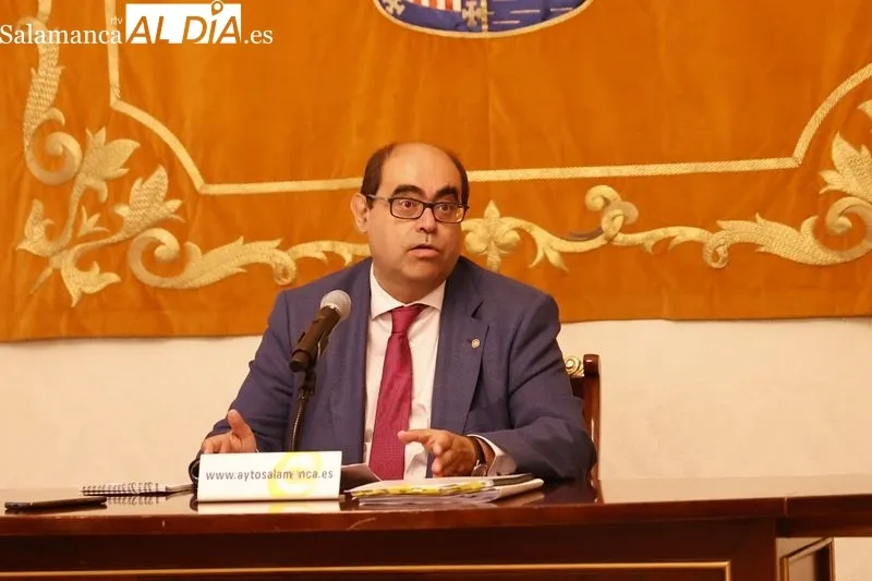 El concejal de Hacienda del Ayuntamiento de Salamanca, Fernando Rodríguez, en la rueda de prensa de esta mañana. Foto de David Sañudo