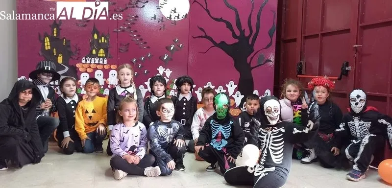 Niñas y niños pasaron una divertida tarde de Halloween en el polideportivo municipal