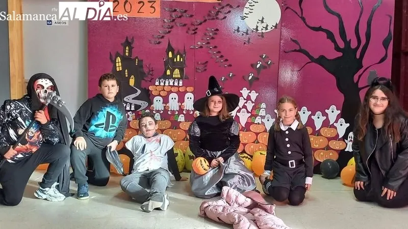 Niñas y niños pasaron una divertida tarde de Halloween en el polideportivo municipal