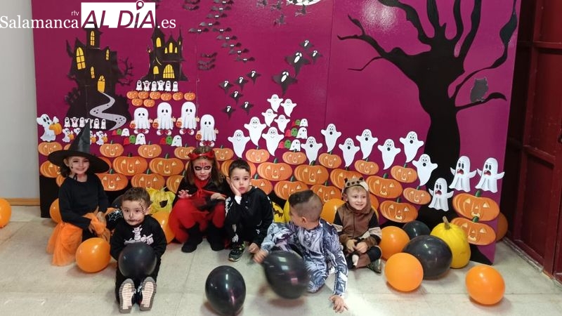 Niñas y niños pasaron una divertida tarde de Halloween en el polideportivo municipal