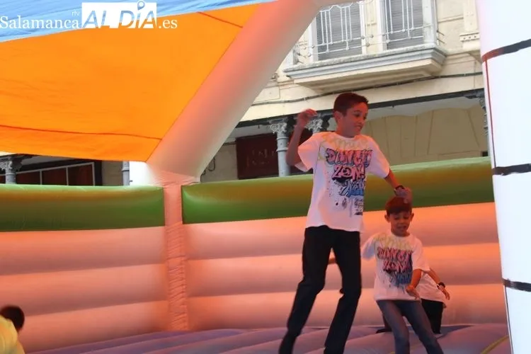 Foto 6 - Los m&aacute;s peque&ntilde;os saltan y juegan en una tarde hinchables