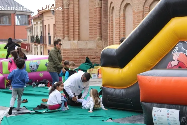 Foto 5 - Los m&aacute;s peque&ntilde;os saltan y juegan en una tarde hinchables