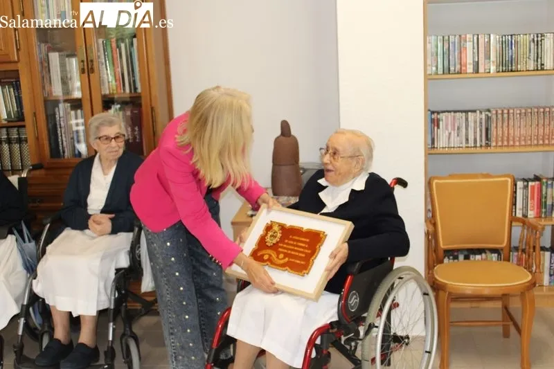 Foto 4 - Alba de Tormes rinde homenaje a Sor Milagros, la persona m&aacute;s longeva del municipio&nbsp;