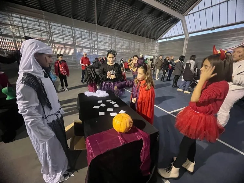 Los vecinos de Carbajosa disfrutando de las actividades de Halloween organizadas por el Ayuntamiento.