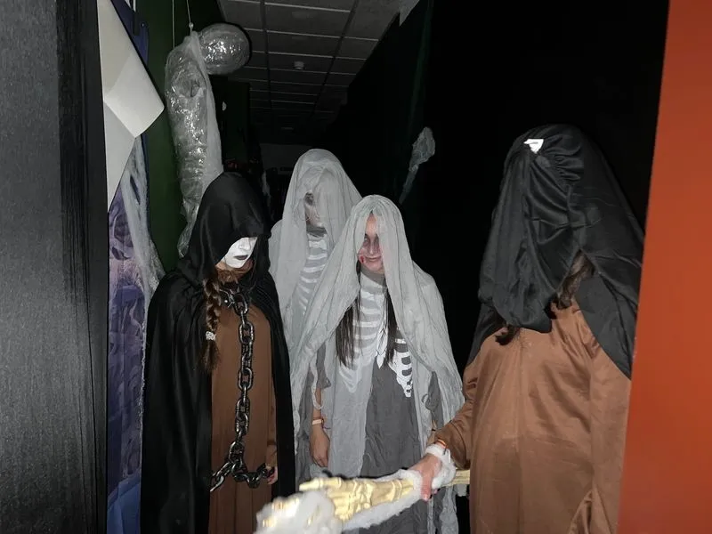 Los vecinos de Carbajosa disfrutando de las actividades de Halloween organizadas por el Ayuntamiento.