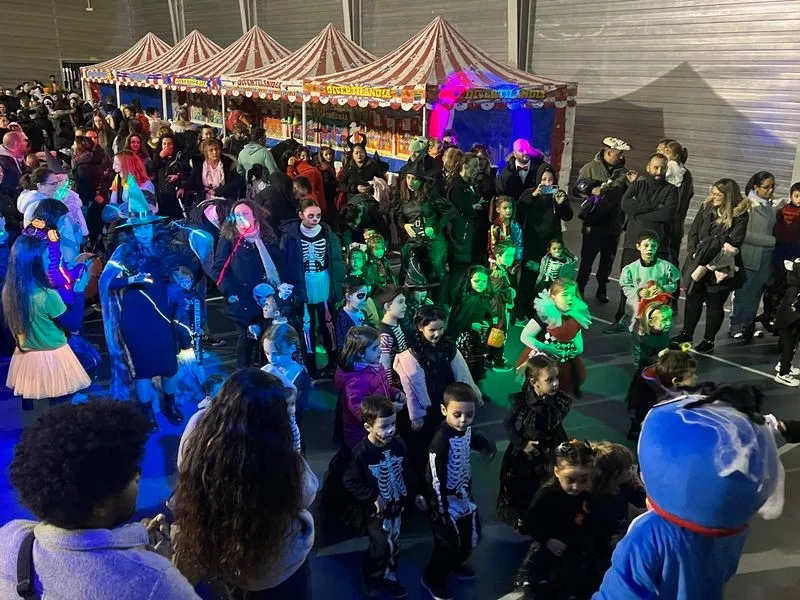Los vecinos de Carbajosa disfrutando de las actividades de Halloween organizadas por el Ayuntamiento.