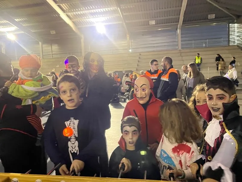 Los vecinos de Carbajosa disfrutando de las actividades de Halloween organizadas por el Ayuntamiento.