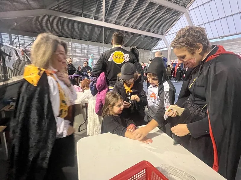 Los vecinos de Carbajosa disfrutando de las actividades de Halloween organizadas por el Ayuntamiento.
