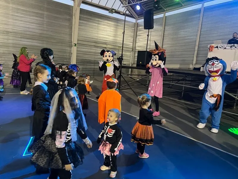 Los vecinos de Carbajosa disfrutando de las actividades de Halloween organizadas por el Ayuntamiento.