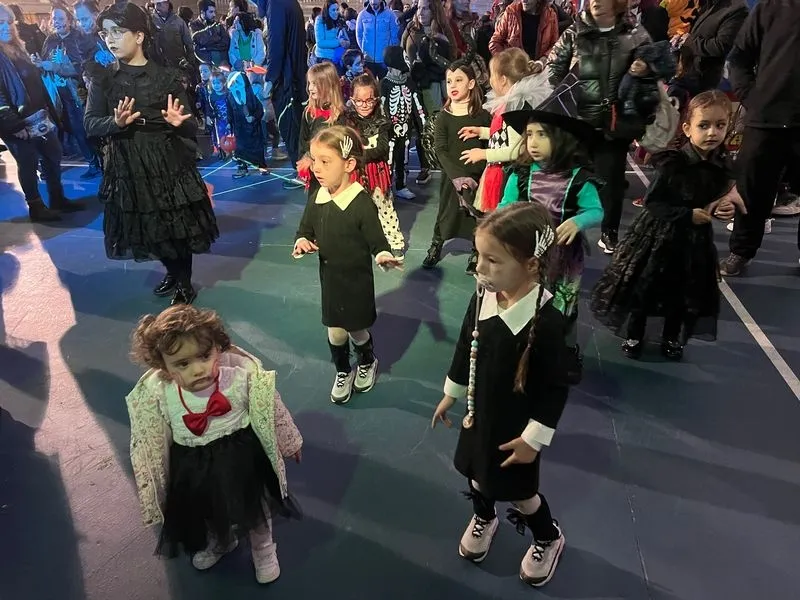 Los vecinos de Carbajosa disfrutando de las actividades de Halloween organizadas por el Ayuntamiento.